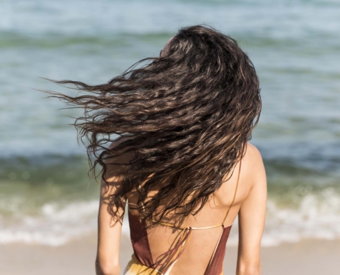 L'estate è il momento ideale per godersi il sole ma è anche importante proteggere i capelli dai danni.