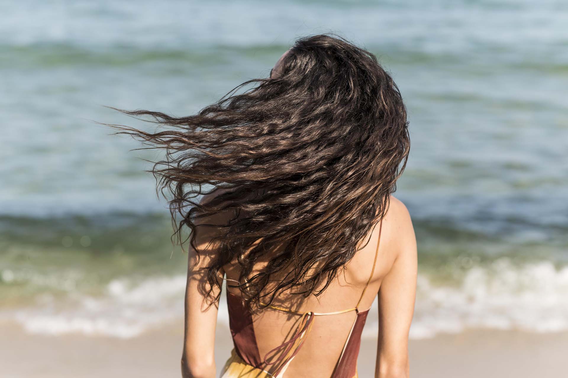 L'estate è il momento ideale per godersi il sole ma è anche importante proteggere i capelli dai danni.